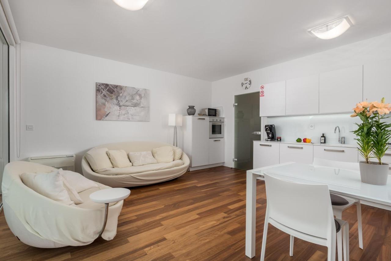 Apartment Mara Opatija With Rooftop Swimming Pool Ičići Exteriér fotografie